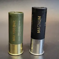 Dwa naboje śrutowe: zielony 70mm, czarny Magnum. Różnice w numeracji śrutu myśliwskiego.