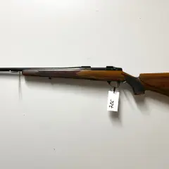 Elegancki karabin z drewnianą osadą, idealny do polowań. Kaliber 243 win.