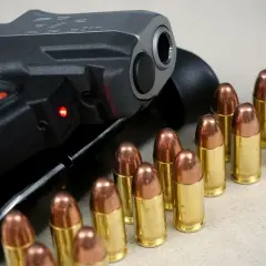 Pistolet i naboje, gotowe do budowy broni.