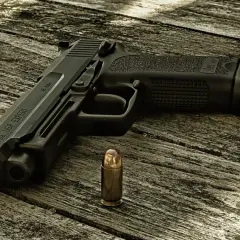 Pistolet HK USP EXPERT z widocznym napisem "45 Auto" obok pocisku. Kaliber pocisku jest kluczowy dla tego modelu.