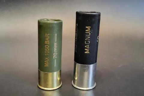Dwa naboje śrutowe: zielony 70mm, czarny Magnum. Różnice w numeracji śrutu myśliwskiego.