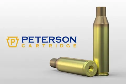 Dwa łuski nabojów .338 Norma Magnum od Peterson Cartridge, jedna leżąca, druga stojąca.