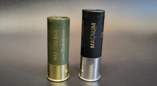 Dwa naboje śrutowe: zielony 70mm, czarny Magnum. Różnice w numeracji śrutu myśliwskiego.