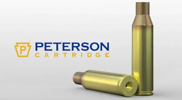 Dwa łuski nabojów .338 Norma Magnum od Peterson Cartridge, jedna leżąca, druga stojąca.