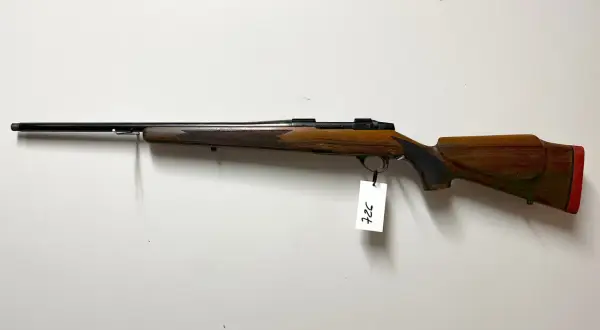 Elegancki karabin z drewnianą osadą, idealny do polowań. Kaliber 243 win.