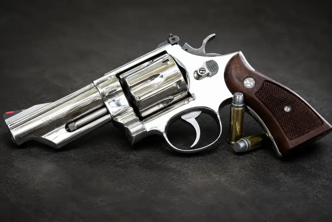 Błyszczący rewolwer .357 Magnum z drewnianą rękojeścią i dwoma nabojami obok. Jeden z wielu rodzajów broni palnej.