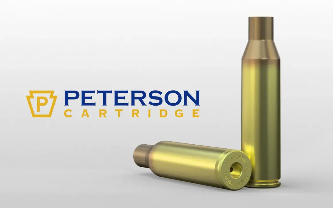 Dwa łuski nabojów .338 Norma Magnum od Peterson Cartridge, jedna leżąca, druga stojąca.