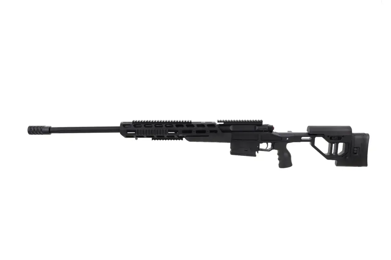 Precyzyjny karabin snajperski kalibru .338 Lapua Magnum, gotowy do akcji.