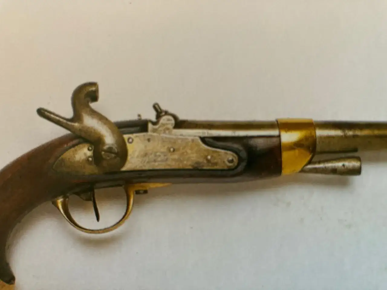 Antyczny pistolet z drewnianą rękojeścią i mosiężnymi elementami, być może pierwszy pistolet na świecie.