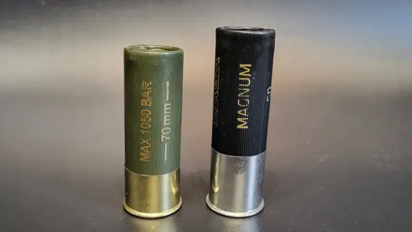 Dwa naboje śrutowe: zielony 70mm, czarny Magnum. Różnice w numeracji śrutu myśliwskiego.