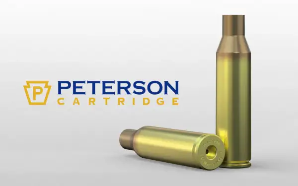 Dwa łuski nabojów .338 Norma Magnum od Peterson Cartridge, jedna leżąca, druga stojąca.