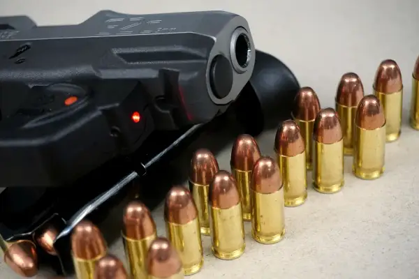 Pistolet i naboje, gotowe do budowy broni.